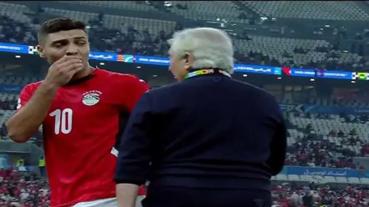 محمد شريف يوضح اعتراضه على استبداله أمام الكويت ويكشف التشابه مع موقف حلمي طولان